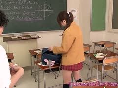 Japan Studentin lutscht im Klassenraum