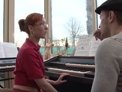 Unterricht am Piano im Doggystyle