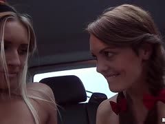 Süße Schulmädchen werden im Auto zu geilen Schlampen