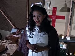 Missy ist eine Krankenschwester und erfüllt Sexwunsch des Soldaten