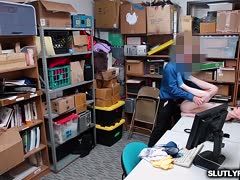 Der Securitymann vögelt eine 18jährige